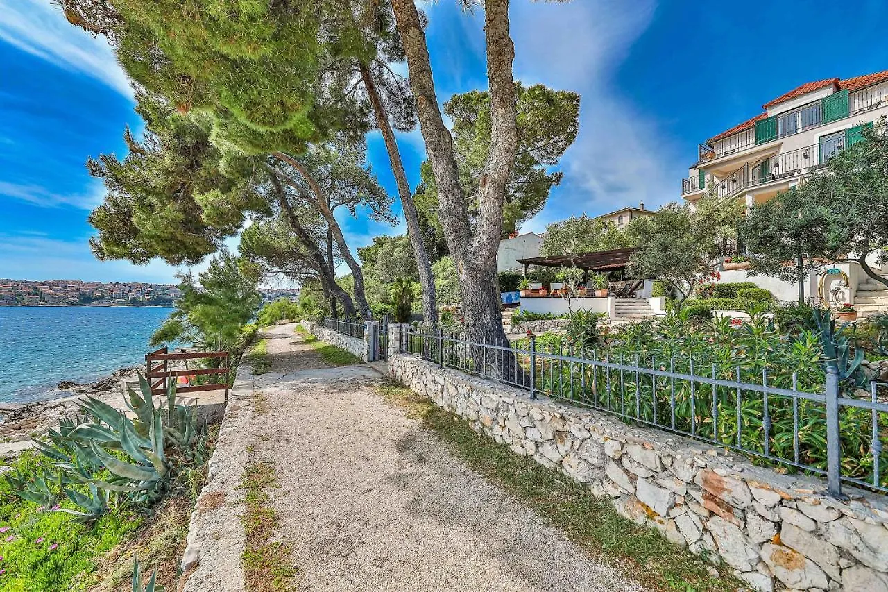 Luxury Villa - By The Sea, Summer Kitchen, Hot Tub, Sup, Boat, 5 Rooms, Wifi, Parking - Trogir Okrug Gornji