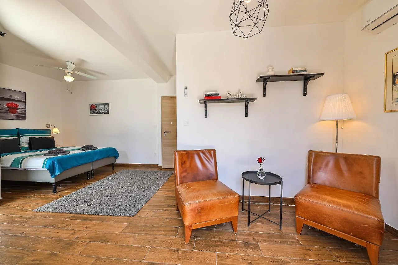 Luxury Villa - By The Sea, Summer Kitchen, Hot Tub, Sup, Boat, 5 Rooms, Wifi, Parking - Trogir Okrug Gornji 0*,  Croatia