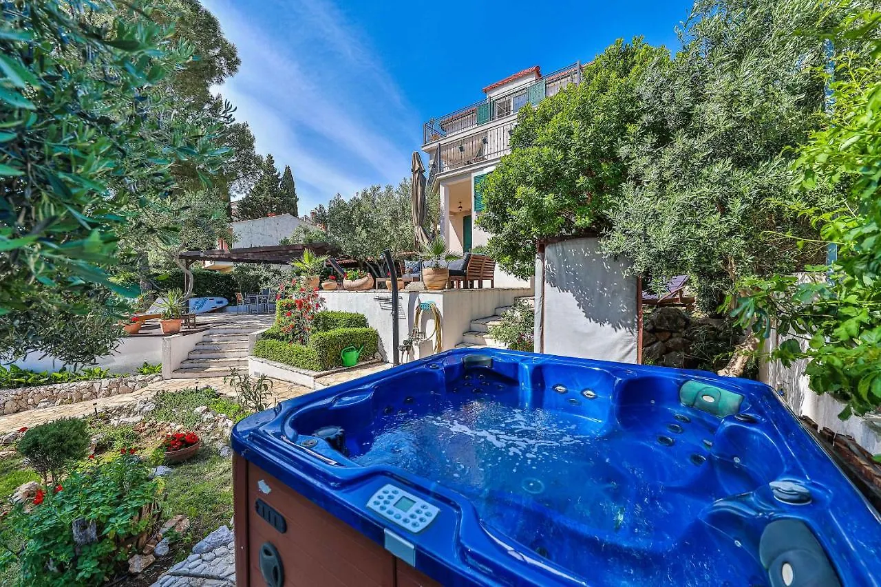 Luxury Villa - By The Sea, Summer Kitchen, Hot Tub, Sup, Boat, 5 Rooms, Wifi, Parking - Trogir Okrug Gornji