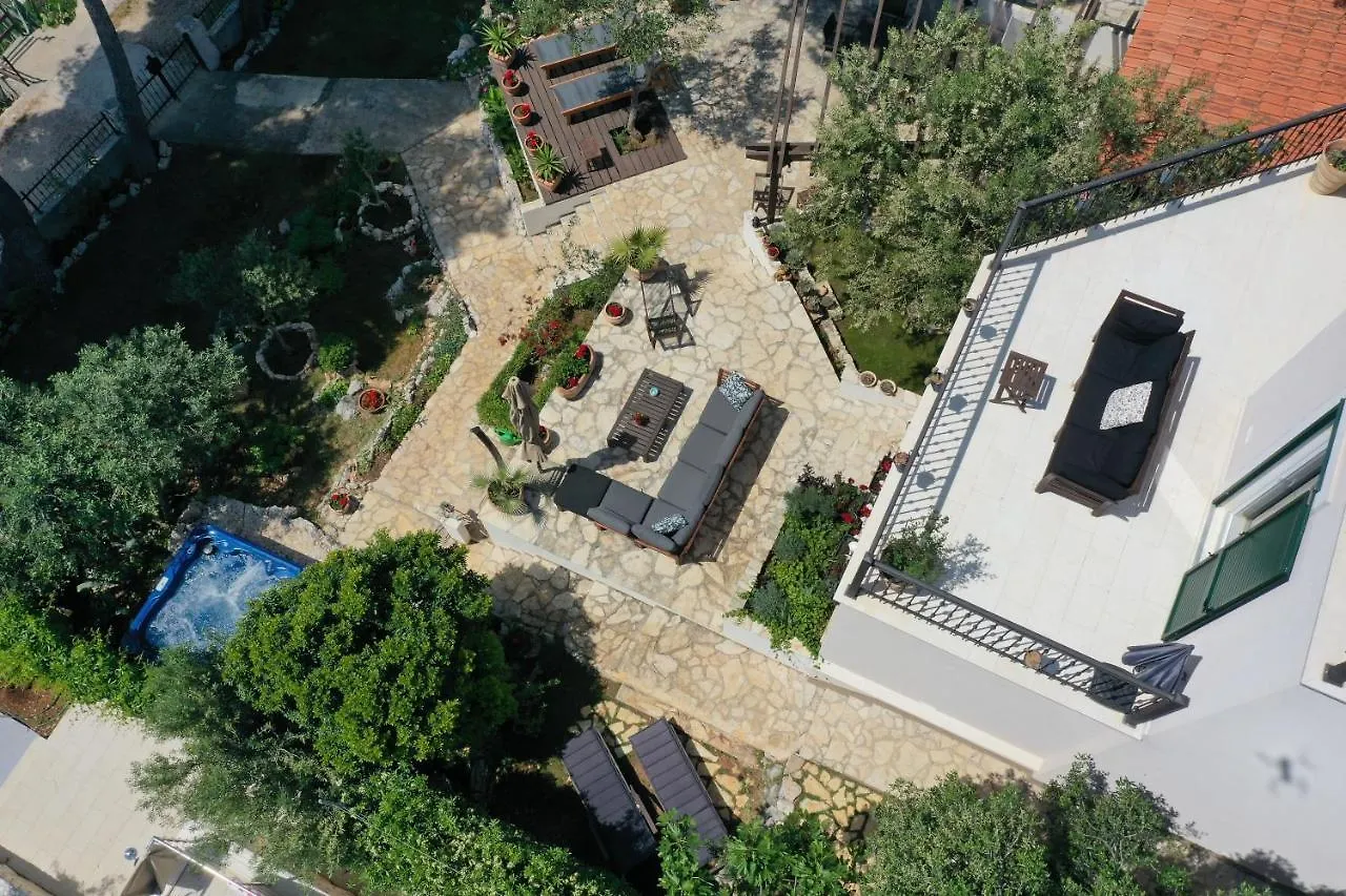 Luxury Villa - By The Sea, Summer Kitchen, Hot Tub, Sup, Boat, 5 Rooms, Wifi, Parking - Trogir Okrug Gornji 0*,