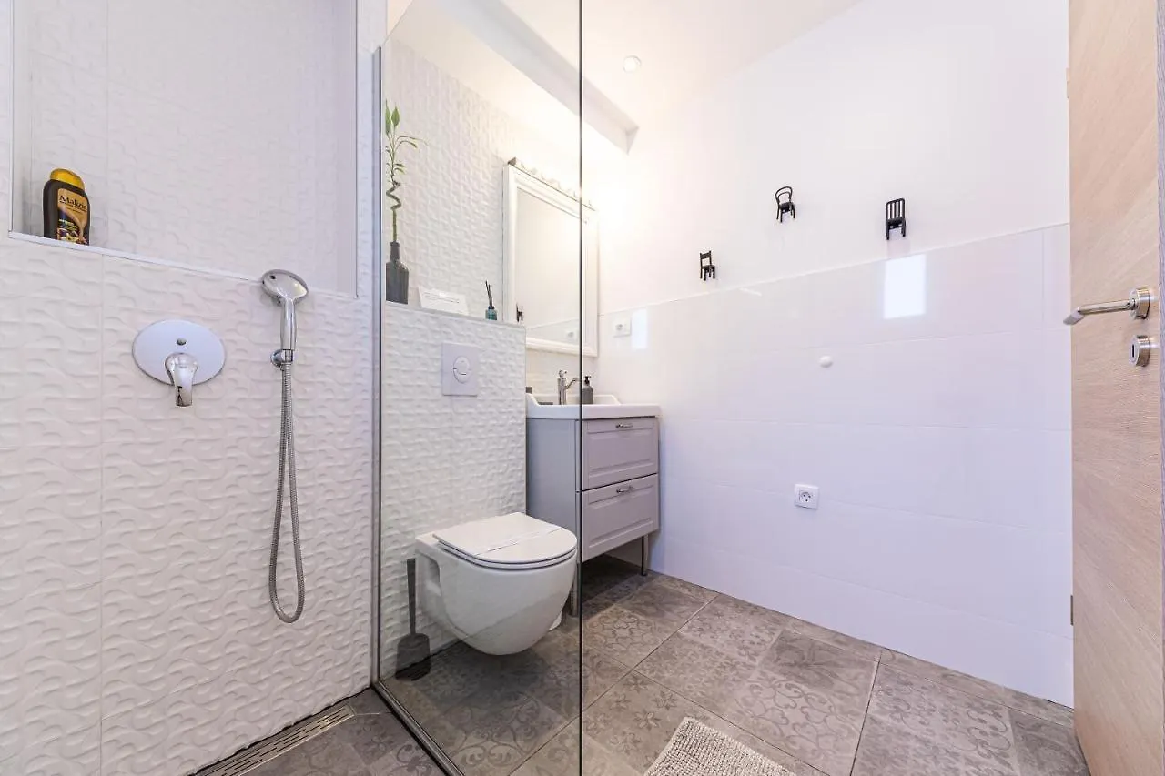 Luxury Villa - By The Sea, Summer Kitchen, Hot Tub, Sup, Boat, 5 Rooms, Wifi, Parking - Trogir Okrug Gornji