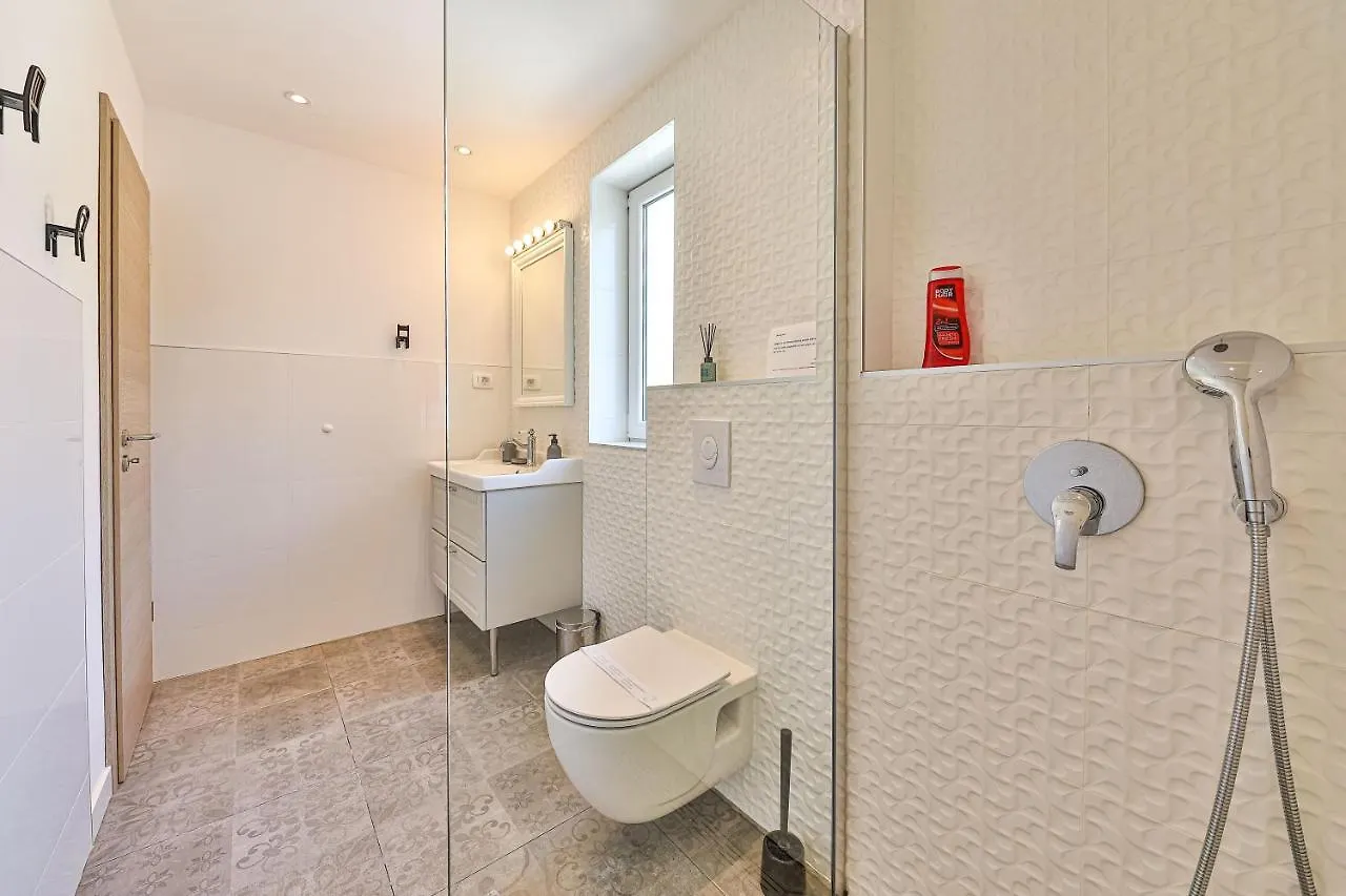 Luxury Villa - By The Sea, Summer Kitchen, Hot Tub, Sup, Boat, 5 Rooms, Wifi, Parking - Trogir Okrug Gornji