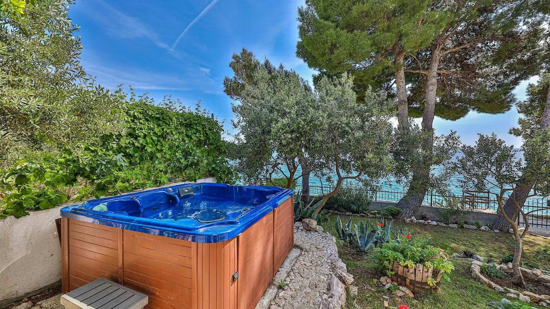 Luxury Villa - By The Sea, Summer Kitchen, Hot Tub, Sup, Boat, 5 Rooms, Wifi, Parking - Trogir Okrug Gornji Croatia